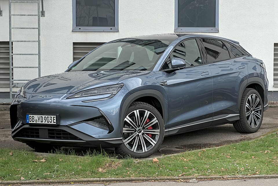 BYD Sealion 7 fotografado na Alemanha; referência do modelo, não da CADAM 2026.