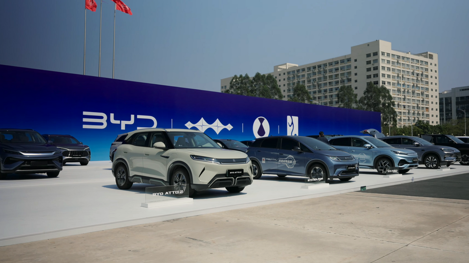 Veículos BYD em exposição em Shenzhen. Imagem de contexto da marca, não do lançamento do YUAN PRO DM-i.