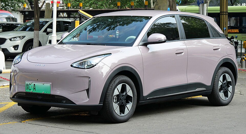 Geely Xingyuan (EX2), fotografiado en China; versión de referencia.