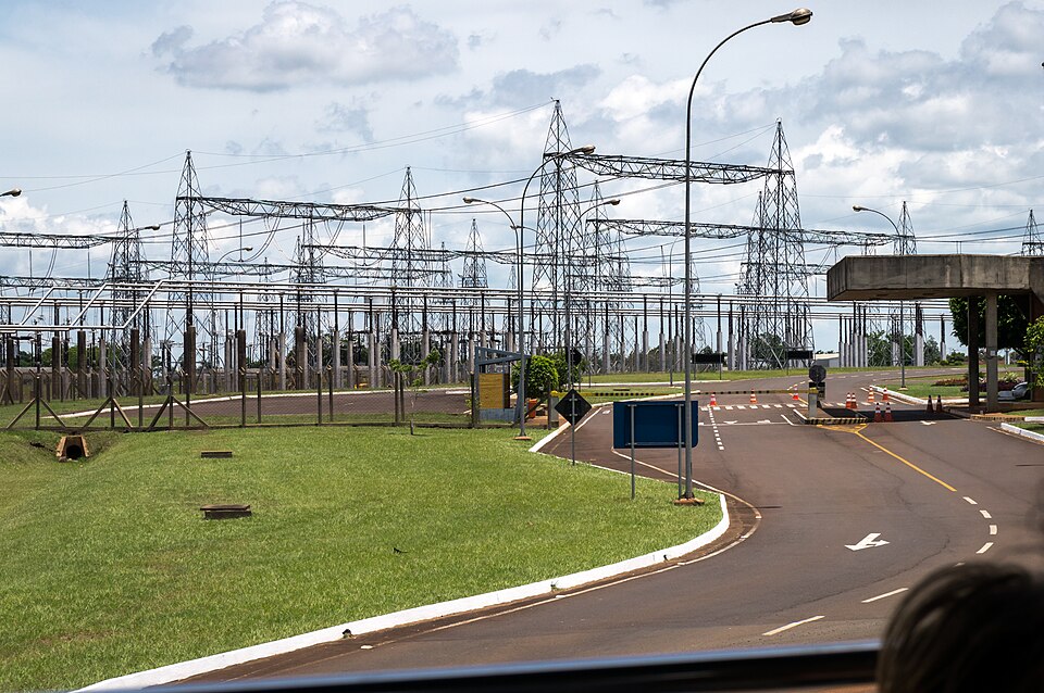 Itaipu: context photograph of the power system. It does not show the announced works.