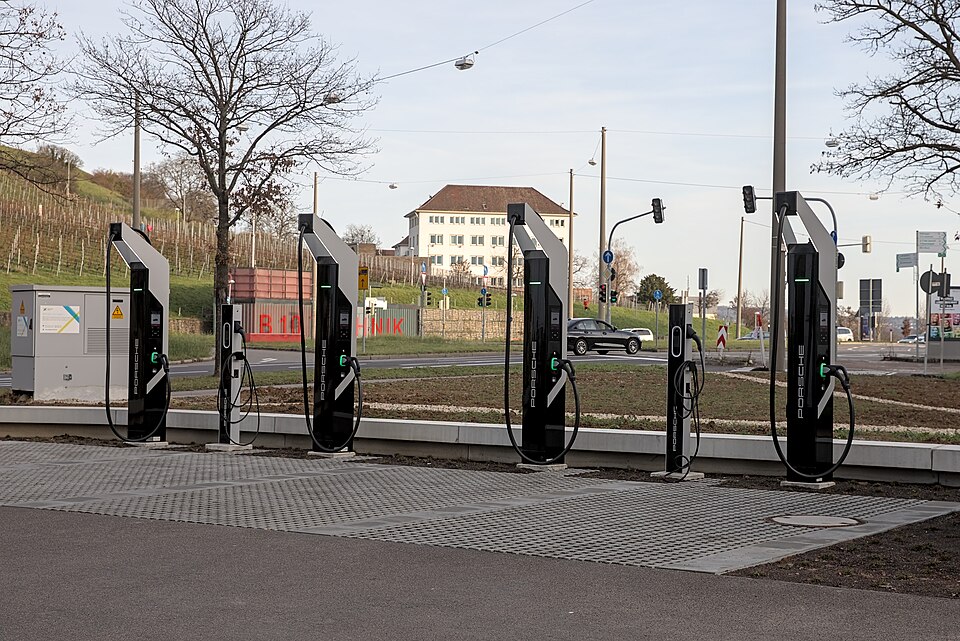 Puntos de recarga en Stuttgart; fotografía de referencia de infraestructura, no un punto de Paraguay.