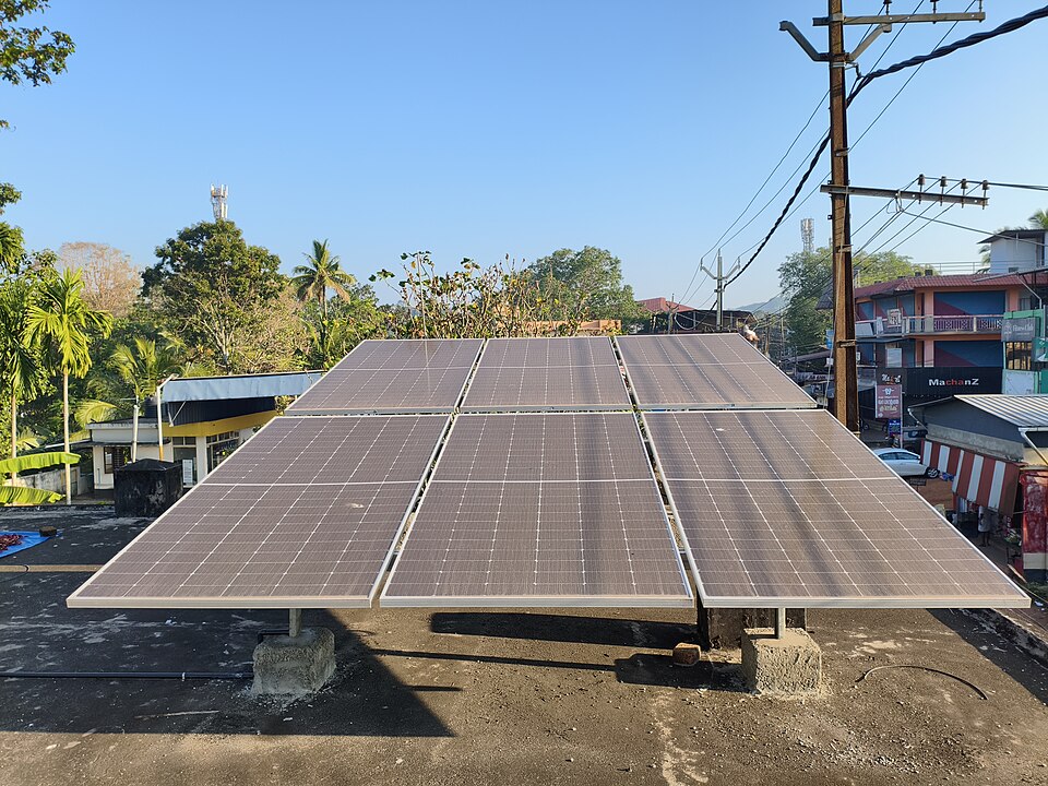 Paneles solares en una cubierta residencial; imagen de contexto, no del proyecto de Loma Plata.